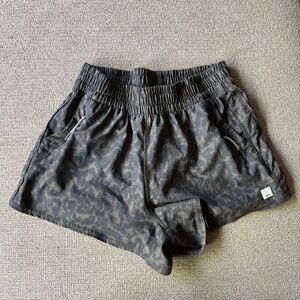 VUORI women shorts// black cheeta pattern